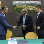 Przekazanie  unijnych funduszy na modernizację dróg dojazdowych do pól w 14 gminach powiatu kieleckiego. Podpisanie umów / Marzena Mąkosa / Radio Kielce