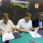 Przekazanie  unijnych funduszy na modernizację dróg dojazdowych do pól w 14 gminach powiatu kieleckiego. Podpisanie umów / Marzena Mąkosa / Radio Kielce