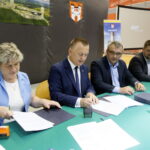 Przekazanie  unijnych funduszy na modernizację dróg dojazdowych do pól w 14 gminach powiatu kieleckiego. Podpisanie umów / Marzena Mąkosa / Radio Kielce