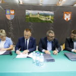 Przekazanie  unijnych funduszy na modernizację dróg dojazdowych do pól w 14 gminach powiatu kieleckiego. Podpisanie umów / Marzena Mąkosa / Radio Kielce