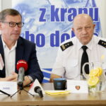 Przekazanie detektora gazowego Straży Miejskiej przez Wodociągi Kieleckie. Na zdjęciu od lewej: Henryk Milcarz - prezes Zarządu Wodociągów Kieleckich i Władysław Kozieł - komendant Straży Miejskiej w Kielcach  / Marzena Mąkosa / Radio Kielce