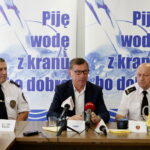 Przekazanie detektora gazowego Straży Miejskiej przez Wodociągi Kieleckie. Na zdjęciu od lewej: Adam Kałuża - ze Straży Miejskiej w Kielcach, Henryk Milcarz - prezes Zarządu Wodociągów Kieleckich i Władysław Kozieł - komendant Straży Miejskiej w Kielcach  / Marzena Mąkosa / Radio Kielce