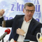 Przekazanie detektora gazowego Straży Miejskiej przez Wodociągi Kieleckie. Henryk Milcarz - prezes Zarządu Wodociągów Kieleckich / Marzena Mąkosa / Radio Kielce