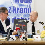 Przekazanie detektora gazowego Straży Miejskiej przez Wodociągi Kieleckie. Na zdjęciu od lewej: Henryk Milcarz - prezes Zarządu Wodociągów Kieleckich i Władysław Kozieł - komendant Straży Miejskiej w Kielcach  / Marzena Mąkosa / Radio Kielce