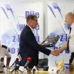 Przekazanie detektora gazowego Straży Miejskiej przez Wodociągi Kieleckie. Na zdjęciu od lewej: Adam Kałuża - ze Straży Miejskiej w Kielcach, Henryk Milcarz - prezes Zarządu Wodociągów Kieleckich i Władysław Kozieł - komendant Straży Miejskiej w Kielcach  / Marzena Mąkosa / Radio Kielce