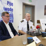 Przekazanie detektora gazowego Straży Miejskiej przez Wodociągi Kieleckie. Na zdjęciu od lewej: Henryk Milcarz - prezes Zarządu Wodociągów Kieleckich i Władysław Kozieł - komendant Straży Miejskiej w Kielcach  / Marzena Mąkosa / Radio Kielce