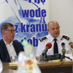 Przekazanie detektora gazowego Straży Miejskiej przez Wodociągi Kieleckie. Na zdjęciu od lewej: Henryk Milcarz - prezes Zarządu Wodociągów Kieleckich i Władysław Kozieł - komendant Straży Miejskiej w Kielcach  / Marzena Mąkosa / Radio Kielce