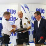 Przekazanie detektora gazowego Straży Miejskiej przez Wodociągi Kieleckie. Na zdjęciu od lewej: Adam Kałuża - ze Straży Miejskiej w Kielcach, Władysław Kozieł - komendant Straży Miejskiej w Kielcach  i Henryk Milcarz - prezes Zarządu Wodociągów Kieleckich / Marzena Mąkosa / Radio Kielce