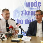 Przekazanie detektora gazowego Straży Miejskiej przez Wodociągi Kieleckie. Na zdjęciu od lewej: Adam Kałuża - ze Straży Miejskiej w Kielcach i Henryk Milcarz - prezes Zarządu Wodociągów Kieleckich / Marzena Mąkosa / Radio Kielce