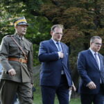 Lekcja śpiewania piosenek legionowych. Na zdjęciu od lewej: Dionizy Krawczyński - komendant Marszu Szlakiem Pierwszej Kompanii Kadrowej i Jan Józef Kasprzyk - szef Urzędu do Spraw Kombatantów i Osób Represjonowanych / Marzena Mąkosa / Radio Kielce