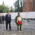 Lekcja śpiewania piosenek legionowych.  Złożenie kwiatów pod Krzyżem Katyńskim. Jan Józef Kasprzyk - szef Urzędu do Spraw Kombatantów i Osób Represjonowanych / Marzena Mąkosa / Radio Kielce