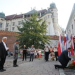 Lekcja śpiewania piosenek legionowych.  Złożenie kwiatów pod Krzyżem Katyńskim. Jan Józef Kasprzyk - szef Urzędu do Spraw Kombatantów i Osób Represjonowanych / Marzena Mąkosa / Radio Kielce