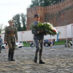 Lekcja śpiewania piosenek legionowych. Złożenie kwiatów pod Krzyżem Katyńskim. Na zdjęciu: Dionizy Krawczyński - komendant Marszu Szlakiem Pierwszej Kompanii Kadrowej / Marzena Mąkosa / Radio Kielce