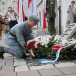 Lekcja śpiewania piosenek legionowych. Złożenie kwiatów pod Krzyżem Katyńskim  / Marzena Mąkosa / Radio Kielce