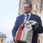 Lekcja śpiewania piosenek legionowych. Na zdjęciu: Jan Józef Kasprzyk - szef Urzędu do Spraw Kombatantów i Osób Represjonowanych / Marzena Mąkosa / Radio Kielce