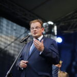 Lekcja śpiewania piosenek legionowych. Jan Józef Kasprzyk - szef Urzędu do Spraw Kombatantów i Osób Represjonowanych / Marzena Mąkosa / Radio Kielce