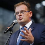 Lekcja śpiewania piosenek legionowych. Jan Józef Kasprzyk - szef Urzędu do Spraw Kombatantów i Osób Represjonowanych / Marzena Mąkosa / Radio Kielce