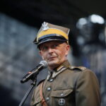 Lekcja śpiewania piosenek legionowych. Na zdjęciu: Dionizy Krawczyński - komendant Marszu Szlakiem Pierwszej Kompanii Kadrowej / Marzena Mąkosa / Radio Kielce