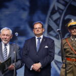 Lekcja śpiewania piosenek legionowych. Na zdjęciu od lewej:Jacek Majchrowski - prezydent Miasta Krakowa, Jan Józef Kasprzyk - szef Urzędu do Spraw Kombatantów i Osób Represjonowanych i Dionizy Krawczyński - komendant Marszu Szlakiem Pierwszej Kompanii Kadrowej / Marzena Mąkosa / Radio Kielce