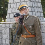 Uroczystości pod pomnikiem poległych i pomordowanych przez okupanta niemieckiego. Na zdjęciu:Dionizy Krawczyński - komendant Marszu Szlakiem Pierwszej Kompanii Kadrowej / Marzena Mąkosa / Radio Kielce