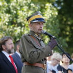 Uroczystości pod pomnikiem poległych i pomordowanych przez okupanta niemieckiego. Na zdjęciu: Dionizy Krawczyński - komendant Marszu Szlakiem Pierwszej Kompanii Kadrowej / Marzena Mąkosa / Radio Kielce