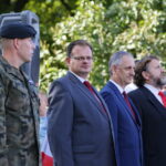 Uroczystości pod pomnikiem poległych i pomordowanych przez okupanta niemieckiego. Na zdjęciu drugi od lewej: Jan Józef Kasprzyk - szef Urzędu do Spraw Kombatantów i Osób Represjonowanych / Marzena Mąkosa / Radio Kielce