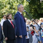 Uroczystości pod pomnikiem poległych i pomordowanych przez okupanta niemieckiego. Na zdjęciu: Paweł Knafel - burmistrz Gminy Słomniki / Marzena Mąkosa / Radio Kielce