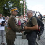 Uroczystości pod pomnikiem poległych i pomordowanych przez okupanta niemieckiego. Dionizy Krawczyński - komendant Marszu Szlakiem Pierwszej Kompanii Kadrowej wręcza wyróżnienie zdobyte w zawodach strzeleckich / Marzena Mąkosa / Radio Kielce