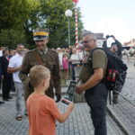 Uroczystości pod pomnikiem poległych i pomordowanych przez okupanta niemieckiego. Dionizy Krawczyński - komendant Marszu Szlakiem Pierwszej Kompanii Kadrowej wręcza wyróżnienie zdobyte w zawodach strzeleckich / Marzena Mąkosa / Radio Kielce