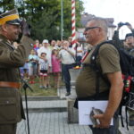 Uroczystości pod pomnikiem poległych i pomordowanych przez okupanta niemieckiego. Dionizy Krawczyński - komendant Marszu Szlakiem Pierwszej Kompanii Kadrowej wręcza wyróżnienie zdobyte w zawodach strzeleckich / Marzena Mąkosa / Radio Kielce
