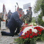 Uroczystości przed Obeliskiem I Kompanii Kadrowej J. Piłsudskiego. Kwiaty składa Jan Józef Kasprzyk - szef Urzędu do Spraw Kombatantów i Osób Represjonowanych / Marzena Mąkosa / Radio Kielce