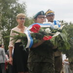 Uroczystości przed Obeliskiem I Kompanii Kadrowej J. Piłsudskiego. Kwiaty składa Dionizy Krawczyński - komendant Marszu Szlakiem Pierwszej Kompanii Kadrowej / Marzena Mąkosa / Radio Kielce