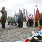 Uroczystości przed Obeliskiem I Kompanii Kadrowej J. Piłsudskiego. Kwiaty składa Dionizy Krawczyński - komendant Marszu Szlakiem Pierwszej Kompanii Kadrowej / Marzena Mąkosa / Radio Kielce