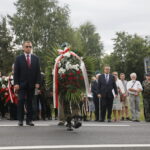 Uroczystości przed Obeliskiem I Kompanii Kadrowej J. Piłsudskiego. W imieniu prezydenta Kielc, Wojciecha Lubawskiego kwiaty składa Janusz Koza - sekretarz Miasta Kielce  / Marzena Mąkosa / Radio Kielce