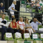 Młodzieżowe Mistrzostwa Świata kobiet do lat 18. Mecz Polska - Angola. Pierwszy z lewej: europoseł Bogdan Wenta / Marzena Mąkosa / Radio Kielce