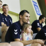 Młodzieżowe Mistrzostwa Świata kobiet do lat 18. Mecz Polska - Angola. Na pierwszym planie zawodnik PGE Vive Kielce Krzysztof Lijewski wraz z córką / Marzena Mąkosa / Radio Kielce