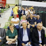 Młodzieżowe Mistrzostwa Świata kobiet do lat 18. Mecz Polska - Angola. Trzeci z lewej: rektor Politechniki Świętokrzyskiej prof. Wiesław Trąmpczyński / Marzena Mąkosa / Radio Kielce