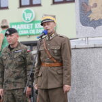 Kolejny przystanek „Kadrówki”. Uroczystości w Wodzisławiu. Przemawia Dionizy Krawczyński - komendant Marszu Szlakiem Pierwszej Kompanii Kadrowej / Marzena Mąkosa / Radio Kielce