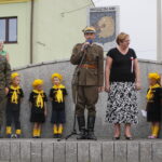 Kolejny przystanek „Kadrówki”. Uroczystości w Wodzisławiu. Przemawia Dionizy Krawczyński - komendant Marszu Szlakiem Pierwszej Kompanii Kadrowej. Po prawej  Bożena Szczypiór - wójt Gminy Wodzisław / Marzena Mąkosa / Radio Kielce