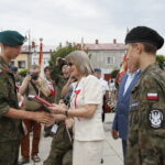 Kolejny przystanek „Kadrówki”. Uroczystości w Wodzisławiu. Nagrodę odbiera Bartosz Cyniak. Zajął 3 miejsce w konkursie strzeleckim. Nagrodę wręcza Bogusława Wypych reprezentująca Marszałka województwa świętokrzyskiego  / Marzena Mąkosa / Radio Kielce