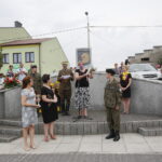 Kolejny przystanek „Kadrówki”. Uroczystości w Wodzisławiu. Na zdjęciu od lewej: Agata Wojtyszek - wojewoda świętokrzyski, Ewa Samociuk - przewodnicząca Rady Powiatu, Dionizy Krawczyński -  komendant Marszu Szlakiem Pierwszej Kompanii Kadrowej. Przemawia Bożena Szczypiór - wójt Gminy Wodzisław / Marzena Mąkosa / Radio Kielce