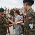 Kolejny przystanek „Kadrówki”. Uroczystości w Wodzisławiu. Na zdjęciu: wojewoda świętokrzyski Agata Wojtyszek i Ewa Samociuk - przewodnicząca Rady Powiatu wręczają nagrodę za 2 miejsce Maciejowi Stępniowi / Marzena Mąkosa / Radio Kielce