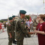 Kolejny przystanek „Kadrówki”. Uroczystości w Wodzisławiu. Pierwsze miejsce zdobywa Jakub Boruc. Nagrodę wręczają poseł PiS Maria Zuba oraz Bożena Szczypiór - wójt Gminy Wodzisław / Marzena Mąkosa / Radio Kielce