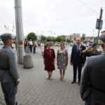 Kolejny przystanek „Kadrówki”. Uroczystości w Wodzisławiu. Kwiaty składają Maria Zuba - poseł PiS i Agata Wojtyszek - wojewoda świętokrzyski  / Marzena Mąkosa / Radio Kielce