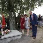 Kolejny przystanek „Kadrówki”. Uroczystości w Wodzisławiu. Kwiaty składają Agata Wojtyszek - wojewoda świętokrzyski i Maria Zuba - poseł PiS / Marzena Mąkosa / Radio Kielce