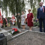 Kolejny przystanek „Kadrówki”. Uroczystości w Wodzisławiu. Kwiaty składają Agata Wojtyszek - wojewoda świętokrzyski i Maria Zuba - poseł PiS / Marzena Mąkosa / Radio Kielce