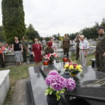 Kolejny przystanek „Kadrówki”. Uroczystości w Wodzisławiu. Kwiaty składają Agata Wojtyszek - wojewoda świętokrzyski i Maria Zuba - poseł PiS / Marzena Mąkosa / Radio Kielce