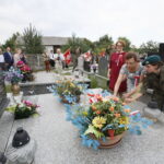 Kolejny przystanek „Kadrówki”. Uroczystości w Wodzisławiu. Kwiaty składają Agata Wojtyszek - wojewoda świętokrzyski i Maria Zuba - poseł PiS / Marzena Mąkosa / Radio Kielce