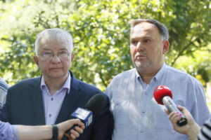 Konferencja prasowa PiS. Na zdjęciu od lewej: Krzysztof Lipiec - poseł PiS i Marek Kwitek - poseł PiS / Marzena Mąkosa / Radio Kielce