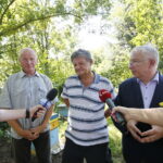 Konferencja prasowa PiS. Na zdjęciu od lewej: Dariusz Katanowski - pszczelarz, Wiesław Sochacz - prezes świętokrzyskiego stowarzyszenia pszczelarzy i Krzysztof Lipiec - poseł PiS / Marzena Mąkosa / Radio Kielce